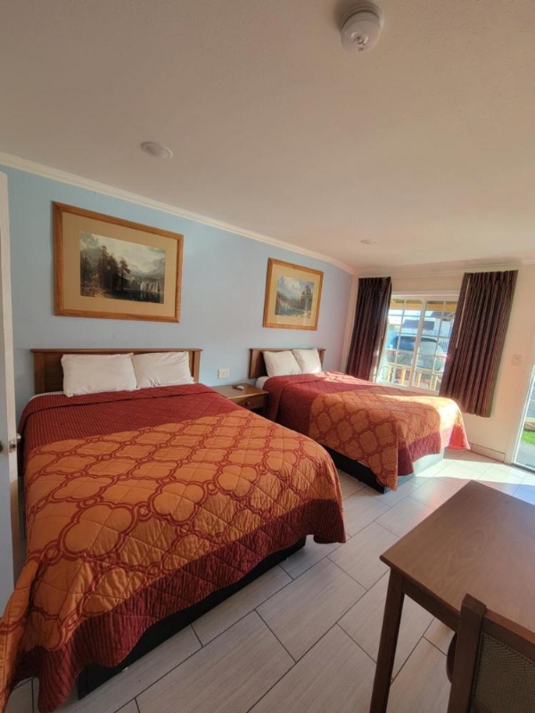 Townhouse Motel image 31