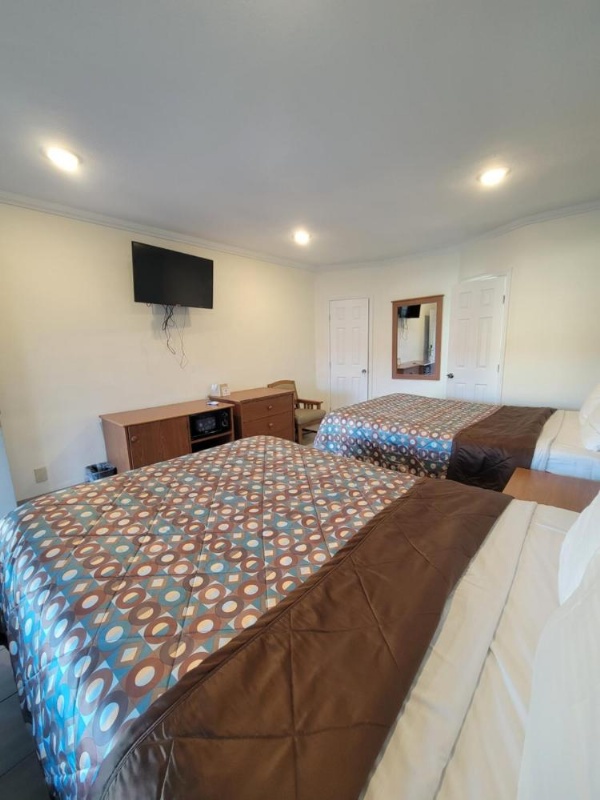 Townhouse Motel image 37