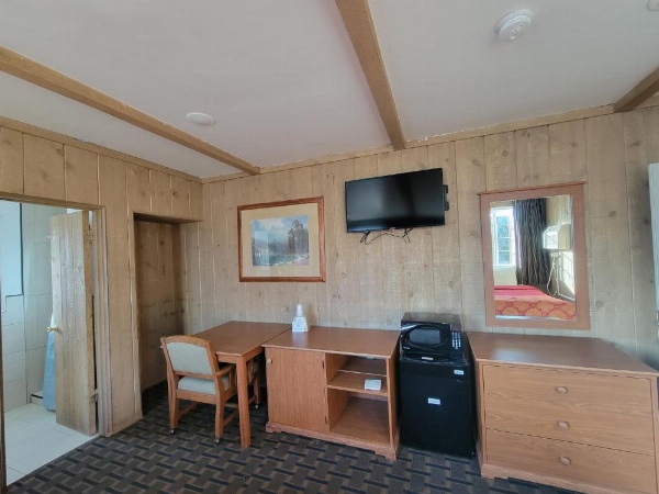 Townhouse Motel image 39