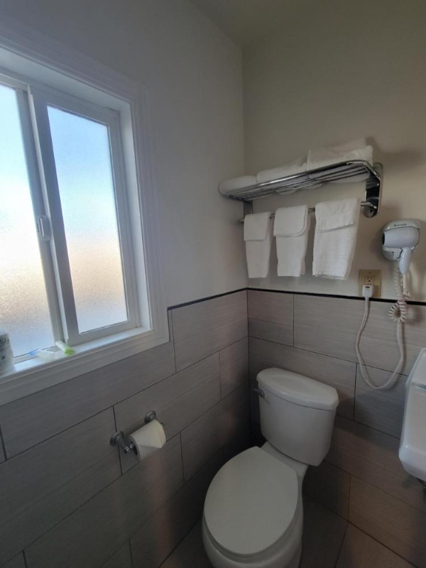 Townhouse Motel image 9